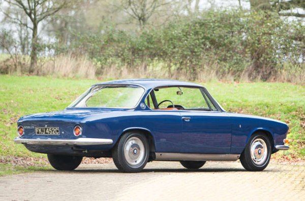 Друг дизайн от Джуджаро, докато е в Bertone. 3200 CS трябва да е последният в 10-годишната линия автомобили, изградени на базата на остарялата платформа за луксозните BMW. И последният, който използва солидна задна ос и управление на буталото за своите горни клапани на двигателя V8.

Той обаче е първият, който включва „извивката на Hofmeister“, дизайнерски нюанс, който се виждаше в задната част на автомобила. Кръстен е на шефа на дизайна на BMW - Вилхелм Хофмайстер.

Малко повече от 500 екземпляра от CS са произведени между 1962 и 1965 година, но дизайнерското му наследство може да бъде видяно отново в моделите на BMW Neue Klasse. 